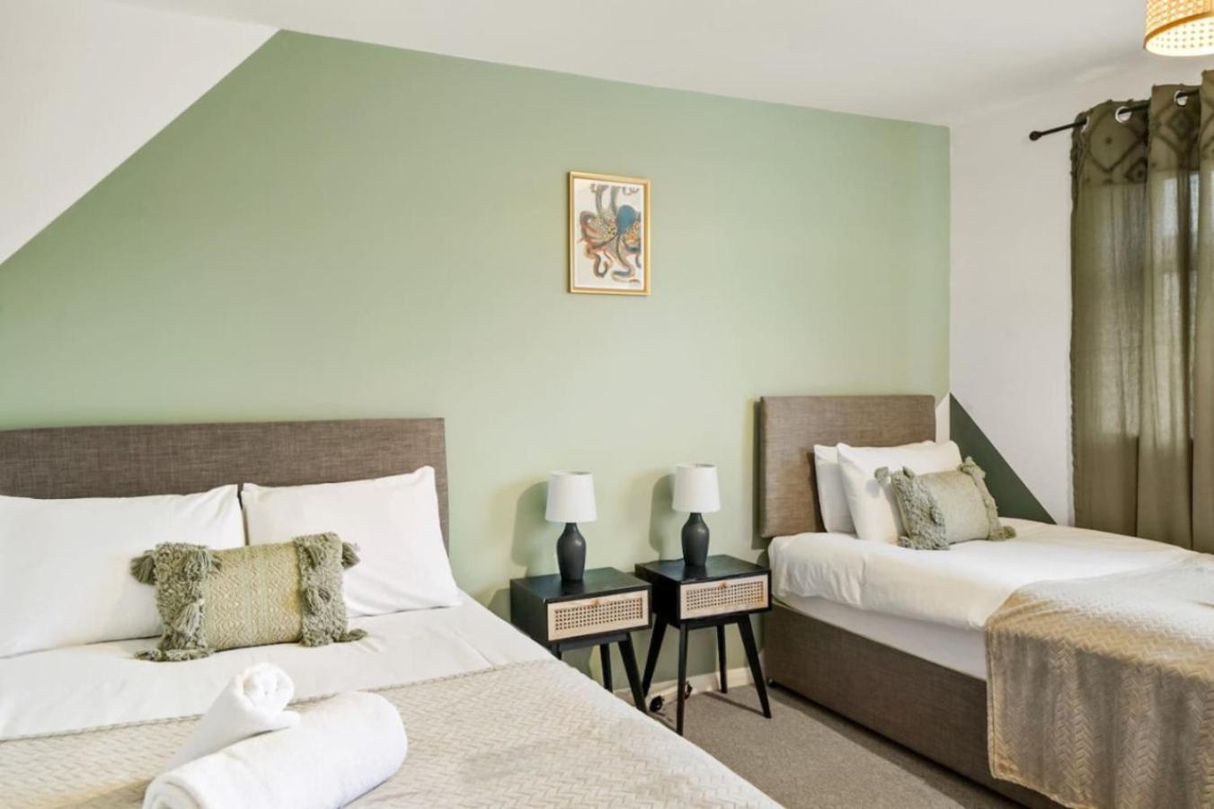 Mundy Avenue, Long Disc, Parking, Wifi